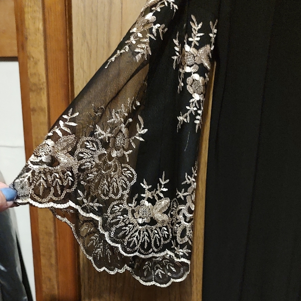 Roz & Ali Black Dress with White Floral Sleeves - Picture 2 of 7